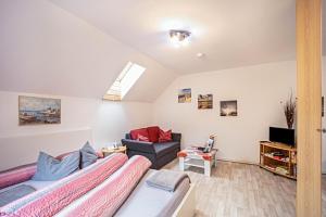 Ferienwohnung im Grünen, 10 km RV, 30 km Bodensee, Küche Bad Balkon
