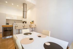 Garys bright and spacious two bedroom flat near Danube