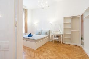 Garys bright and spacious two bedroom flat near Danube