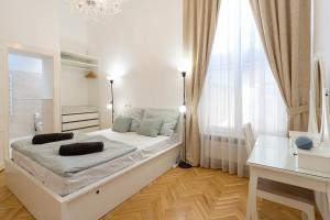 Garys bright and spacious two bedroom flat near Danube