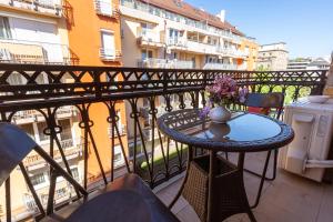 Garys bright and spacious two bedroom flat near Danube