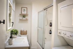 New 1-bedroom Bungalow! 4 miles to CLE