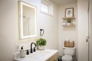 New 1-bedroom Bungalow! 4 miles to CLE
