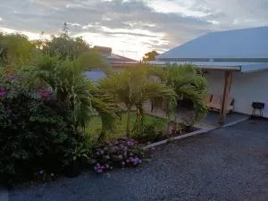 Jolie maison T3 à St Pierre, 2 chambres avec sdb, grande varangue, jardin - 圣皮埃尔