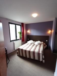 Hotels Hotel du Commerce : Chambre Double avec Salle de Bains Commune