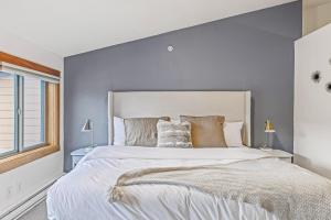 Attractive Downtown Condo! Hot Tub, Mountain Views managed by Little Sister Getaways