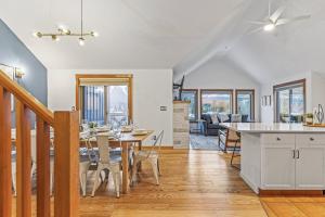 Attractive Downtown Condo! Hot Tub, Mountain Views managed by Little Sister Getaways