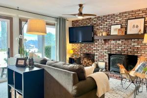 Glen Condo with Mountain Views Walk to Story Land