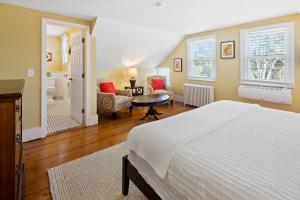 Deluxe King Room room in The Parsonage Inn