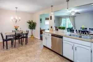 {Quiet Suburban Ranch Hot Tub} Mins Arpt/RIT/DWNT - جينيسيو