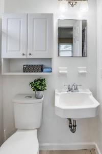 {Quiet Suburban Ranch Hot Tub} Mins ArptRITDWNT