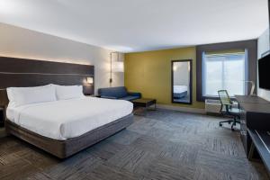 Standard King Room with Walk-In Shower room in Holiday Inn Express Corydon an IHG Hotel
