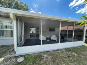 Cozy 3 bedroom home close to everything in Tampa!