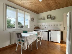 Maisons de vacances Maison Barbatre, 3 pieces, 5 personnes - FR-1-224B-474 : photos des chambres