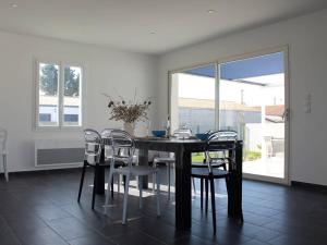 Maisons de vacances Maison moderne a Saint-Pierre-d'Oleron avec jardin, terrasse, 5 couchages, proche commerces - FR-1-246A-12 : photos des chambres