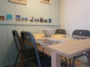 Maisons de vacances Maison renovee avec jardin, proche plage, 4 couchages, Barbatre - FR-1-224B-744 : photos des chambres