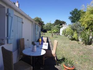 Maisons de vacances Maison renovee avec jardin, proche plage, 4 couchages, Barbatre - FR-1-224B-744 : photos des chambres