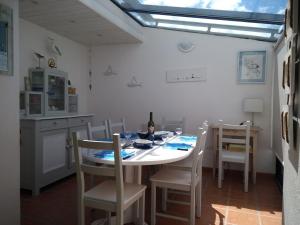 Maisons de vacances Maison La Gueriniere, 4 pieces, 6 personnes - FR-1-224B-42 : photos des chambres
