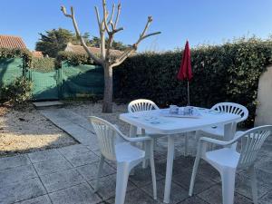 Maisons de vacances Maison a 200m de la mer, piscine chauffee, 4 couchages, parking prive, terrasse - Bretignolles-sur-Mer - FR-1-224A-50 : photos des chambres