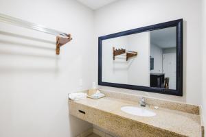 Queen Room - Disability Access room in Motel 6-Wharton TX