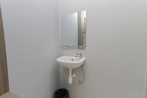 RedDoorz at Ngaggel Jaya Surabaya