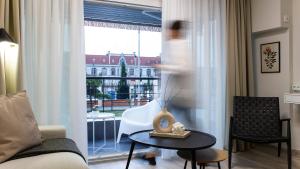 Portrait - Deluxe Living