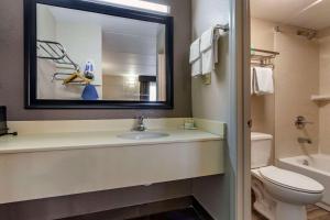 King Room - Smoking  room in Quality Inn South Duncan