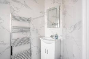 MOYDOM Cosy Apt sleeps 4 with self breakfast & carpark