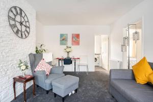 MOYDOM Cosy Apt sleeps 4 with self breakfast & carpark