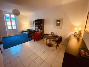 2 bedroom apartment in the heart of Cannes air conditioning easy walk to the Palais des Festivals - 2015