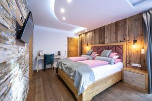 Deluxe Double Room with Extra Bed room in Villa Ambach