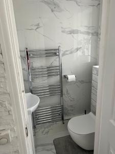 MOYDOM Cosy Apt sleeps 4 with self breakfast & carpark