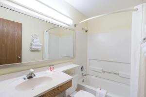Queen Room - Non-Smoking room in Super 8 by Wyndham Zanesville
