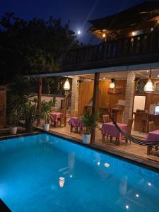 Phòng Giường Đôi Nhìn Ra Hồ Bơi (Double Room with Pool View)