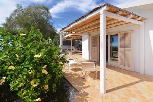 Home with sea view in Fontane Bianche