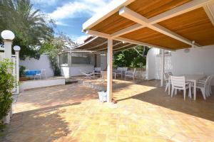 Home with sea view in Fontane Bianche