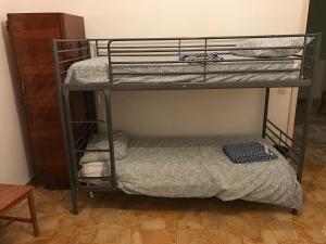 Zweibettzimmer mit eigenem Bad außerhalb des Zimmers