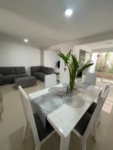 Casa completa con Aire Acondicionado, Calentador de Agua & Garaje privado - Calucé