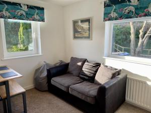 Taylor Way - Superb Apartment with Living Room and Private Gated Parking