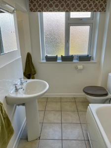 Taylor Way - Superb Apartment with Living Room and Private Gated Parking