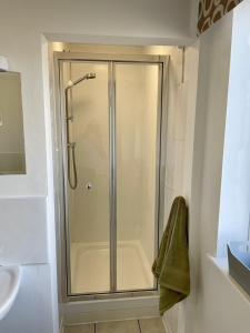 Taylor Way - Superb Apartment with Living Room and Private Gated Parking