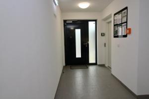 Modern Balcony Apartment with free Parking