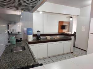 Há poucos passos do mar