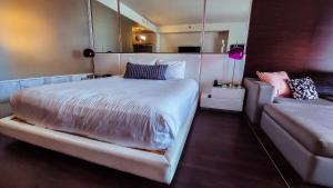 Luxury 53rd Flr Condo with Amazing Sunset View & Balcony NO ReFee at Palms Place