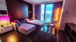 Luxury 53rd Flr Condo with Amazing Sunset View & Balcony NO ReFee at Palms Place