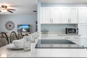 Cozy, Pool, Sleeps 6 - Villa Sunny Escape