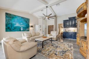 Heated Pool, Sleeps 8 - Villa Sunny Daze