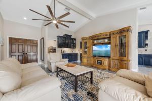 Heated Pool, Sleeps 8 - Villa Sunny Daze