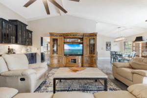 Heated Pool, Sleeps 8 - Villa Sunny Daze