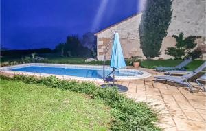 Maisons de vacances Amazing home in Saint-Sulpice-de-Cogna with Outdoor swimming pool, 2 Bedrooms and WiFi : photos des chambres